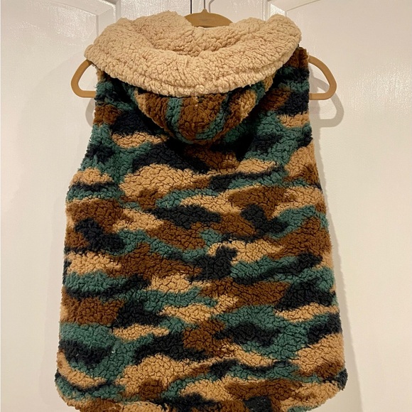 Camo vest - 🔥🔥warm and cozy NWT🔥🔥 - Picture 2 of 4